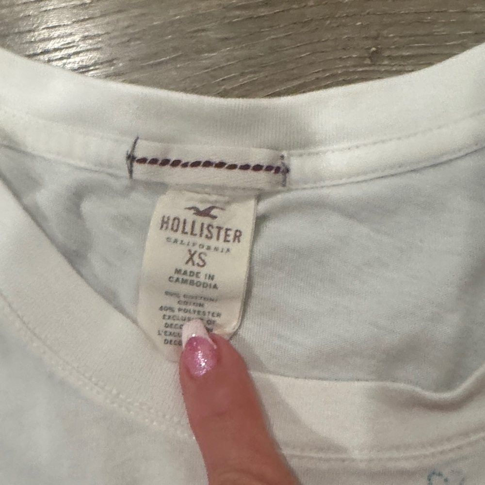 Hollister White Tee with Teal Heart Details - Picture 2 of 2
